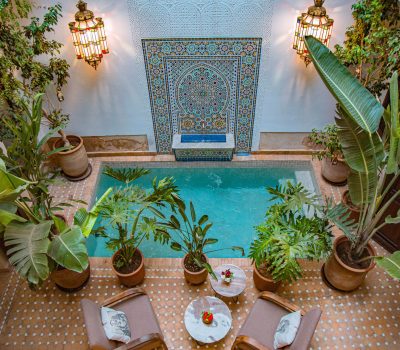 Traditional riad in the heart of Marrakech Medina, featuring an elegant interior with a central courtyard, fountains, and authentic Moroccan decor, ideal for a getaway in the historic city Riad traditionnel à la médina de Marrakech, intérieur élégant avec patio central, fontaines et décor marocain authentique, parfait pour une escapade au cœur de la ville historique